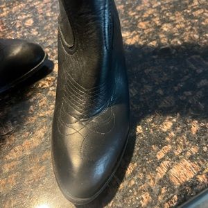 Ladies Frye Western style, tag still on and black in color. Worn once